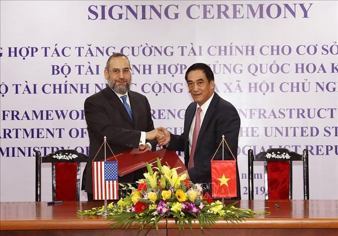 Trong ảnh: Khung hợp tác tăng cường tài chính cho cơ sở hạ tầng VIệt Nam được ký kết giữa Bộ Tài chính Việt Nam và Bộ Tài chính Hoa Kỳ, ngày 6/11/2019, tại Hà Nội, góp phần hình thành cơ chế chính sách tài chính để huy động nguồn vốn từ khu vực tư nhân và phát triển thị trường tài chính cho việc phát triển cơ sở hạ tầng thời gian tới, góp phần thúc đẩy quan hệ hợp tác song phương hai nước. Ảnh: Phạm Hậu - TTXVN