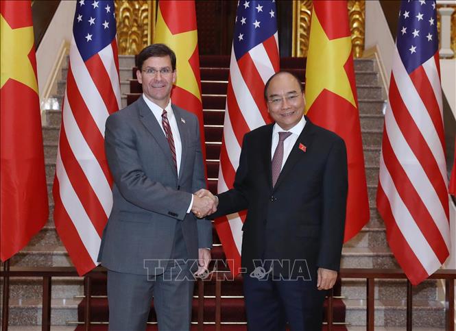 Trong ảnh: Tiếp Bộ trưởng Quốc phòng Hoa Kỳ Mark Esper thăm chính thức Việt Nam, chiều 20/11/2019, tại Hà Nội, Thủ tướng Nguyễn Xuân Phúc hoan nghênh hợp tác quốc phòng hai nước được triển khai thiết thực và hiệu quả, phù hợp nội dung văn bản thỏa thuận hợp tác quốc phòng, khuôn khổ Đối tác toàn diện và các thỏa thuận của lãnh đạo cấp cao hai nước. Ảnh: Thống Nhất – TTXVN