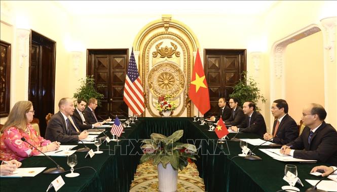 Trong ảnh: Chiều 18/12/2019, tại Hà Nội, Thứ trưởng Thường trực Bộ Ngoại giao Bùi Thanh Sơn hội đàm với Trợ lý Bộ trưởng Ngoại giao Hoa Kỳ David Stilwell nhân dịp chuẩn bị các hoạt động kỷ niệm 25 năm thiết lập quan hệ ngoại giao Việt Nam-Hoa Kỳ (12/7/1995 - 12/7/2020). Ảnh: Văn Điệp - TTXVN