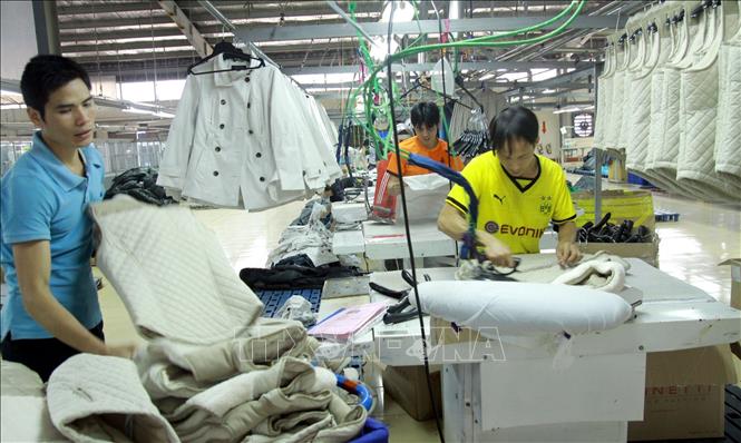 Năm 2019, Hoa Kỳ trở thành thị trường xuất khẩu lớn nhất của Việt Nam chiếm 28,5% tổng kim ngạch xuất khẩu hàng hóa. Trong ảnh: Công ty Cổ phần Đầu tư và Thương mại TNG (Thái Nguyên) chuyên sản xuất sản phẩm bao bì, nhựa làm túi nilon, nguyên phụ liệu và sản phẩm may mặc, xuất khẩu sang thị trường Mỹ. Ảnh: Hoàng Hùng - TTXVN