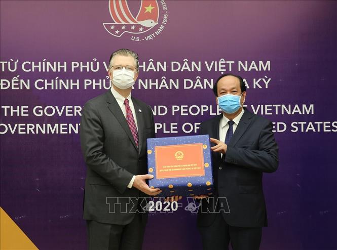 Trong ảnh: Chiều 16/4/2020, tại Trụ sở Chính phủ, Bộ trưởng, Chủ nhiệm Văn phòng Chính phủ Mai Tiến Dũng trao tặng vật tư y tế của Chính phủ, Thủ tướng Nguyễn Xuân Phúc và nhân dân Việt Nam gửi tặng Chính phủ và nhân dân Hoa Kỳ phòng, chống dịch COVID-19. Ảnh: Dương Giang – TTXVN
