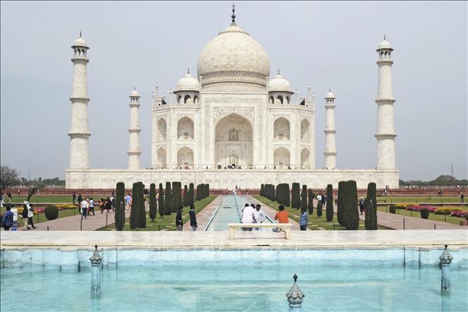 Trong ảnh: Khách du lịch thăm đền Taj Mahal ở Agra, Ấn Độ, ngày 16/3/2020. Ảnh: AFP/ TTXVN