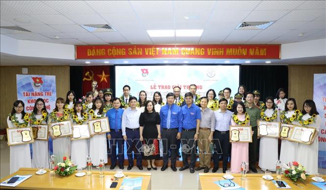 Trong ảnh: Các đại biểu với các tài năng trẻ đạt giải thưởng Quả Cầu Vàng và các nữ sinh viên tiêu biểu trong lĩnh vực khoa học công nghệ năm 2019. Ảnh: Văn Điệp - TTXVN