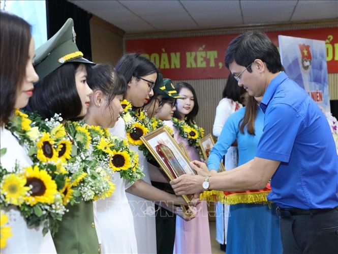 Trong ảnh: Bí thư Trung ương Đoàn Bùi Quang Huy trao giải thưởng cho các nữ sinh viên tiêu biểu. Ảnh: Văn Điệp - TTXVN