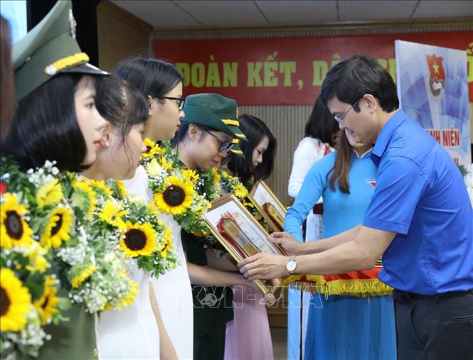 Trong ảnh: Bí thư Trung ương Đoàn Bùi Quang Huy trao giải thưởng cho các nữ sinh viên tiêu biểu. Ảnh: Văn Điệp - TTXVN