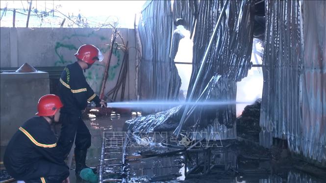 Trong ảnh: Cảnh sát phòng cháy chữa cháy nỗ lực dập lửa. Ảnh: Nguyễn Nam-TTXVN