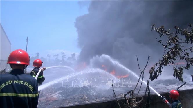 Trong ảnh: Lực lượng cảnh sát phòng cháy chữa cháy nỗ lực dập lửa. Ảnh: Nguyễn Nam-TTXVN