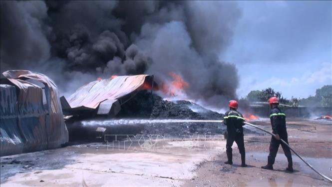 Trong ảnh: Lực lượng cảnh sát phòng cháy chữa cháy nỗ lực dập lửa. Ảnh: Nguyễn Nam-TTXVN