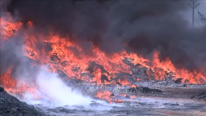 Trong ảnh: Đám cháy lớn bùng phát dữ dội tại nhà xưởng trong Khu công nghiệp Tây Bắc Ga . Ảnh: Nguyễn Nam-TTXVN