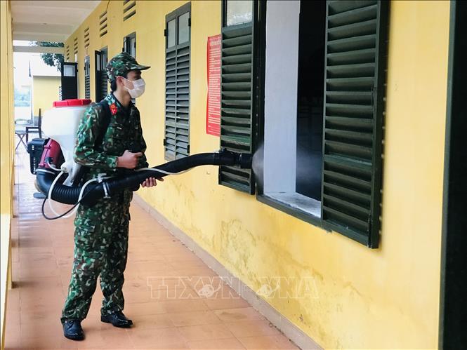 Trong ảnh: Sư đoàn 390 tiến hành việc xử lý, phun khử trùng triệt để môi trường và các khu vực có liên quan để phòng, chống dịch COVID-19. Ảnh: Hoa Mai - TTXVN