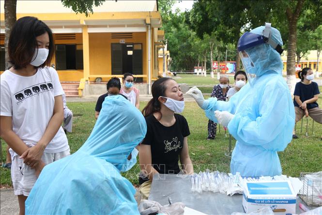 Trong ảnh: Công tác lấy mẫu xét nghiệm cho các công dân. Ảnh: Hoa Mai - TTXVN