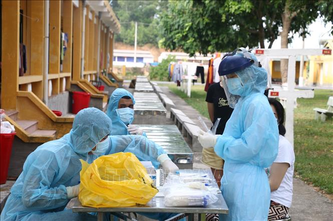 Trong ảnh: Trung tâm Kiểm soát bệnh tật tỉnh Thanh Hoá đã tiến hành lấy mẫu xét nghiệm SARS-CoV-2 cho 185 công dân trong khu vực cách ly. Ảnh: Hoa Mai - TTXVN