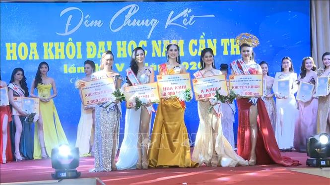 Trong ảnh: Top 5 thí sinh tại vòng Chung kết. Ảnh: Ánh Tuyết - TTXVN