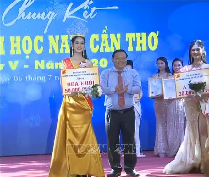 Trong ảnh: Thí sinh Lê Thị Tường Vy đạt danh hiệu Hoa khôi năm 2020. Ảnh: Ánh Tuyết – TTXVN