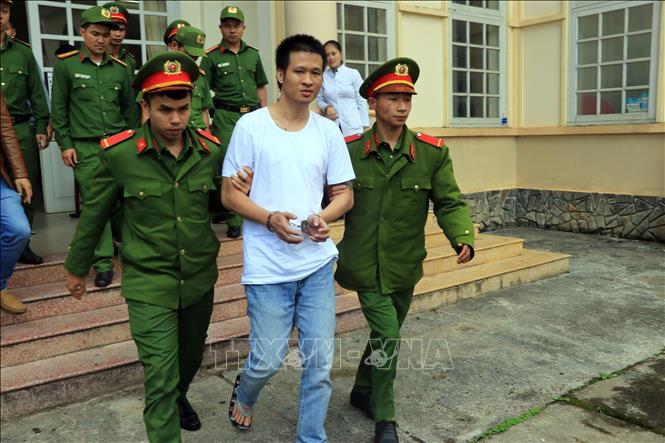 Trong ảnh: Bị cáo Nguyễn Quốc Đức Vượng bị dẫn giải về nơi chấp hành án. Ảnh: Chu Quốc Hùng-TTXVN
