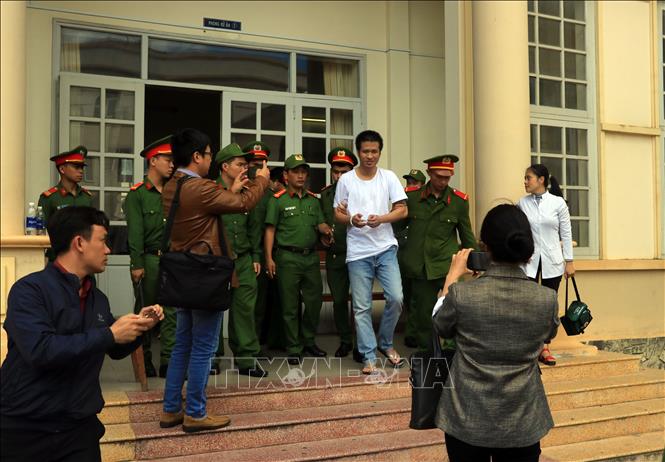 Trong ảnh: Bị cáo Nguyễn Quốc Đức Vượng bị dẫn giải về nơi chấp hành án. Ảnh: Chu Quốc Hùng-TTXVN