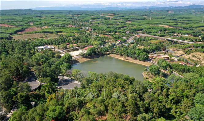Trong ảnh: Hồ nước ngọt quanh năm trong xanh tạo nên cảnh quan sinh thái trong lành, nằm giữa khuôn viên của nghĩa trang liệt sỹ Quốc gia Trường Sơn. Ảnh: Hồ Cầu-TTXVN