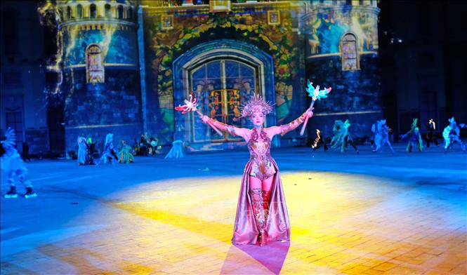 Trong ảnh: Công chúa Tata, nhân vật chính của show diễn. Ảnh: Nguyễn Dũng - TTXVN