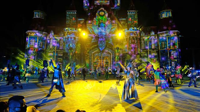 Trong ảnh: Cảnh kết đầy màu sắc và hoành tráng của “Tata show” trên đảo Hòn Tre. Ảnh: Nguyễn Dũng - TTXVN