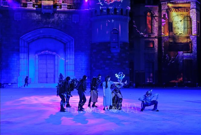 Trong ảnh: Du khách thích thú khi được tham gia trực tiếp vào show diễn thực cảnh đa phương tiện “Tata show”. Ảnh: Nguyễn Dũng - TTXVN
