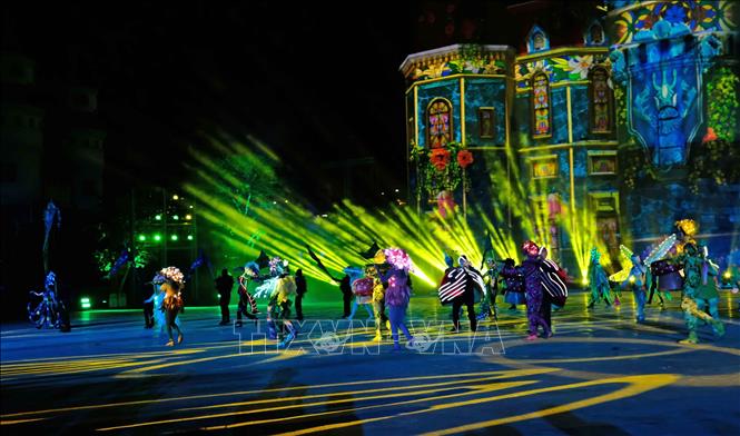 Trong ảnh: Show diễn có sự tham gia của 150 diễn viên trong và ngoài nước. Ảnh: Nguyễn Dũng - TTXVN