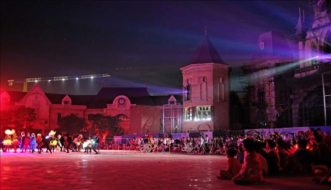 Trong ảnh: Tata show được tổ chức mỗi tối thu hút đông đảo khán giả đến thưởng lãm. Ảnh: Nguyễn Dũng - TTXVN