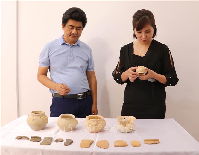 Trong ảnh: Các đồ tùy táng thu được khi khai quật mộ gạch ở trường Tiểu học xã Gia Thủy, huyện Nho Quan, tỉnh Ninh Bình. Ảnh: Thùy Dung - TTXVN