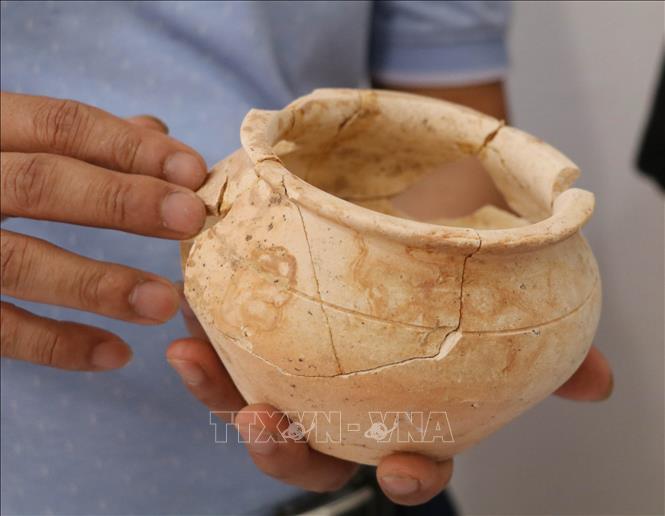 Trong ảnh: Các đồ tùy táng thu được khi khai quật mộ gạch ở trường Tiểu học xã Gia Thủy, huyện Nho Quan, tỉnh Ninh Bình. Ảnh: Thùy Dung - TTXVN