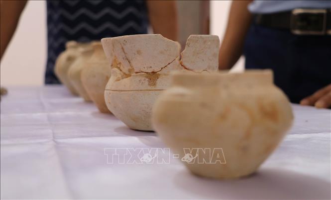 Trong ảnh: Các đồ tùy táng thu được khi khai quật mộ gạch ở trường Tiểu học xã Gia Thủy, huyện Nho Quan, tỉnh Ninh Bình. Ảnh: Thùy Dung - TTXVN