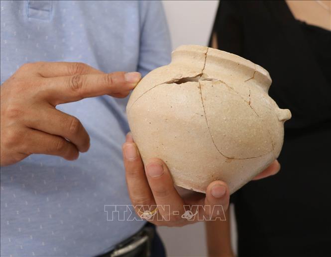 Trong ảnh: Các đồ tùy táng thu được khi khai quật mộ gạch ở trường Tiểu học xã Gia Thủy, huyện Nho Quan, tỉnh Ninh Bình. Ảnh: Thùy Dung - TTXVN