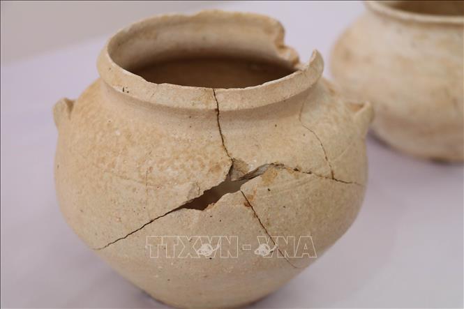 Trong ảnh: Các đồ tùy táng thu được khi khai quật mộ gạch ở trường Tiểu học xã Gia Thủy, huyện Nho Quan, tỉnh Ninh Bình. Ảnh: Thùy Dung - TTXVN