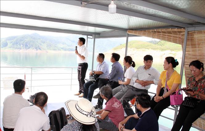 Trong ảnh: Các đại biểu tham quan tại lòng hồ huyện Mường La. Ảnh: Quang Quyết-TTXVN