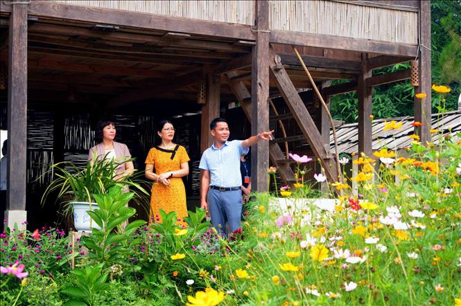 Trong ảnh: Các đại biểu tham quan mô hình du lịch cộng đồng tại xã Ngọc Chiến, huyện Mường La. Ảnh: Quang Quyết-TTXVN