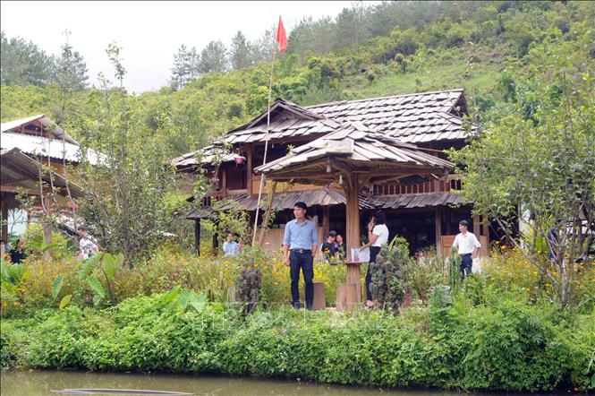 Trong ảnh: Các đại biểu tham quan mô hình du lịch cộng đồng tại xã Ngọc Chiến, huyện Mường La. Ảnh: Quang Quyết-TTXVN