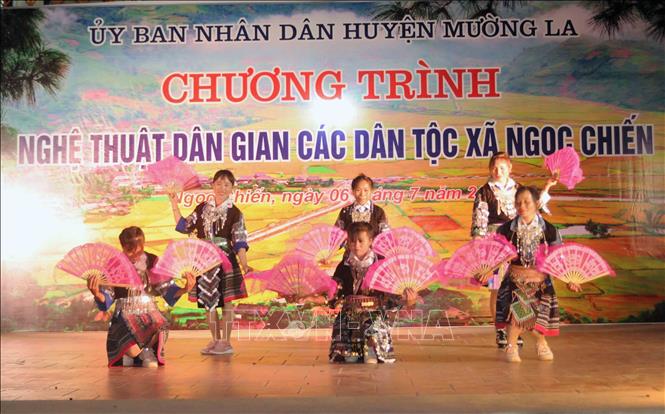 Trong ảnh: Chương trình văn nghệ do người dân bản địa biểu diễn tại xã Ngọc Chiến, huyện Mường La. Ảnh: Quang Quyết-TTXVN