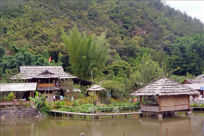 Trong ảnh: Mô hình du lịch cộng đồng tại xã Ngọc Chiến, huyện Mường La đang ngày càng thu hút khách đến tham quan. Ảnh: Quang Quyết-TTXVN
