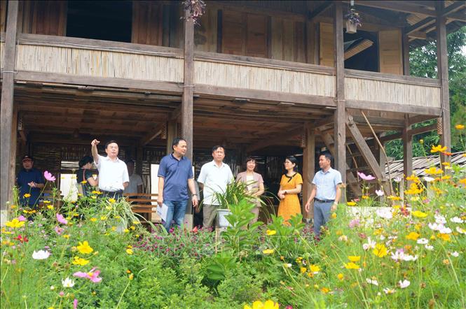 Trong ảnh: Các đại biểu tham quan mô hình du lịch cộng đồng tại xã Ngọc Chiến, huyện Mường La. Ảnh: Quang Quyết-TTXVN