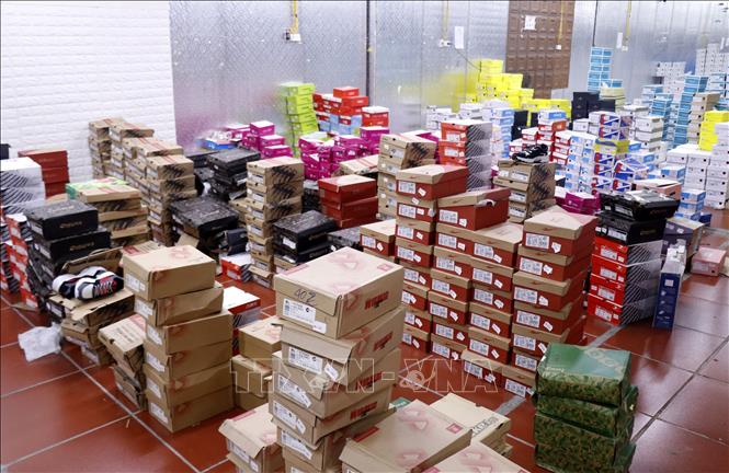 Trong ảnh: Hàng hóa tại kho bị lực lượng chức năng ập vào kiểm tra. Ảnh: Quốc Khánh - TTXVN