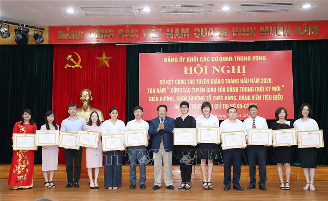 Trong ảnh: Các tập thể có thành tích xuất sắc trong học tập và làm theo tấm gương, đạo đức, phong cách Hồ Chí Minh (từ 2018 đến 20/5/2020) nhận Bằng khen của Đảng uỷ Khối các cơ quan Trung ương. Ảnh: Phương Hoa - TTXVN