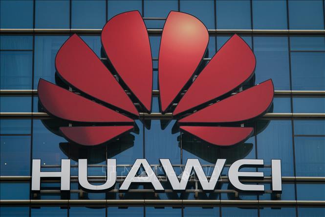 Trong ảnh: Biểu tượng của Tập đoàn công nghệ Huawei tại trụ sở tập đoàn ở Quảng Đông, Trung Quốc. Ảnh: AFP/TTXVN