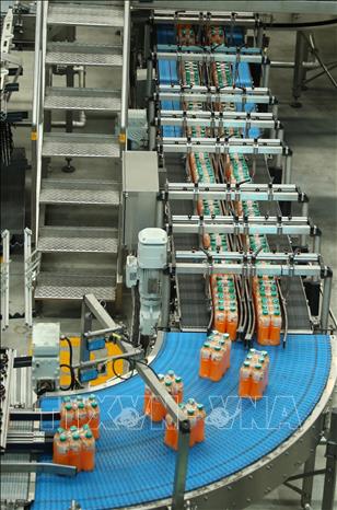 Trong ảnh: Dây chuyền sản xuất nước giải khát tại nhà máy Chi nhánh SPVB Quảng Nam. Ảnh: Thống Nhất - TTXVN