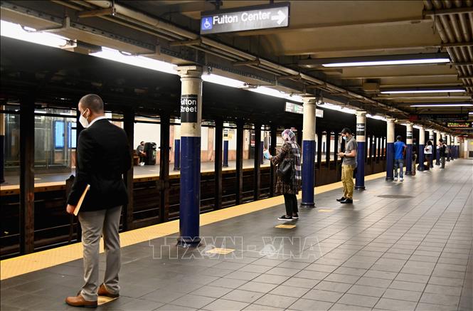 Trong ảnh: Người dân chờ tàu điện ngầm tại nhà ga Fulton Street ở Manhattan, New York, Mỹ, ngày 7/7/2020. Ảnh: AFP/ TTXVN