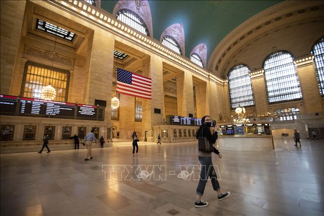 Trong ảnh: Hành khách tại Nhà ga Trung tâm ở New York, Mỹ, ngày 8/7/2020. Ảnh: THX/ TTXVN