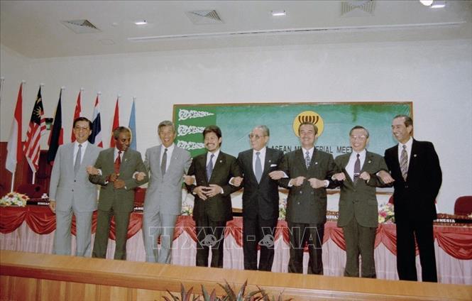 Trong ảnh: Các Bộ trưởng Ngoại giao ASEAN và Tổng Thư ký ASEAN Dato Ajit Singh (ngoài cùng bên phải) chào mừng Việt Nam trở thành thành viên chính thức thứ 7 của ASEAN. Ảnh: Trần Sơn – TTXVN