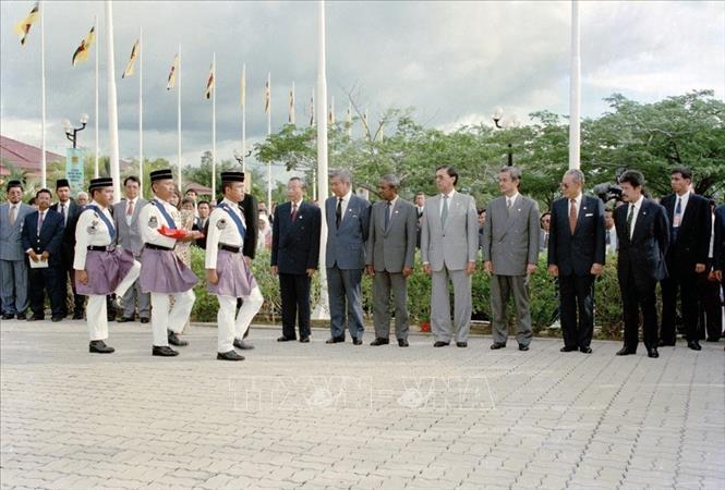 Trong ảnh: Quốc kỳ Việt Nam được đội tiêu binh Brunei long trọng rước qua các vị Bộ trưởng Ngoại giao ASEAN và quan chức tham dự Lễ kéo cờ Việt Nam. Ảnh: Trần Sơn – TTXVN