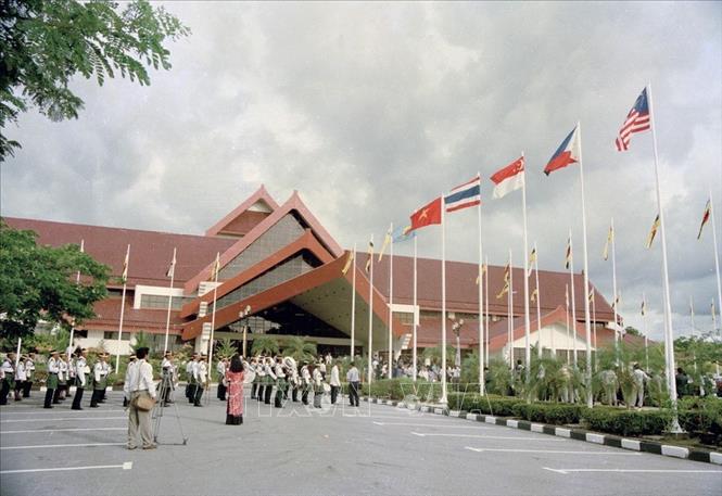 Trong ảnh: Quốc kỳ Việt Nam phấp phới bay cùng cờ của các nước ASEAN tại Trung tâm Hội nghị Quốc tế ở Thủ đô Bandar Seri Begawan. Ảnh: Trần Sơn – TTXVN