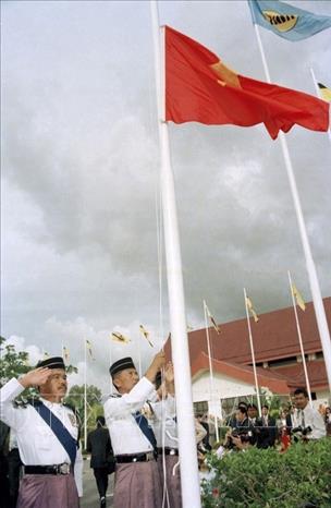 Trong ảnh: Lễ kéo cờ Việt Nam tại Trung tâm hội nghị Quốc tế ở Thủ đô Bandar Seri Begawan (Brunei). Ảnh: Trần Sơn – TTXVN