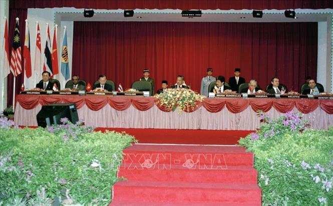 Trong ảnh: Bộ trưởng Ngoại giao Nguyễn Mạnh Cầm (thứ ba, từ trái sang) tham dự Hội nghị thường niên Bộ trưởng Ngoại giao ASEAN lần thứ 28 với tư cách thành viên chính thức của ASEAN, sáng 29/7/1995. Ảnh: Trần Sơn – TTXVN