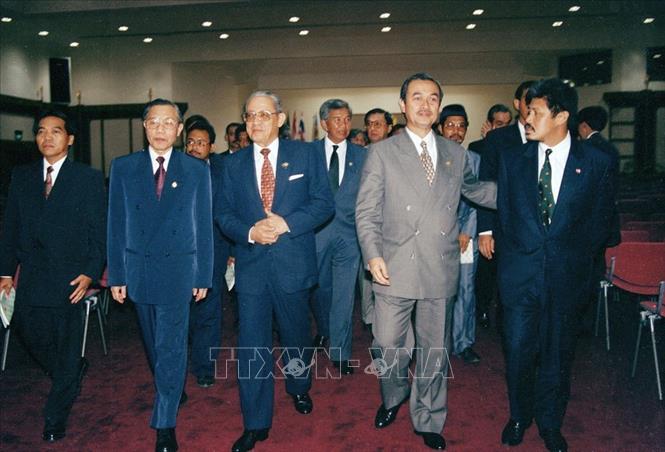 Trong ảnh: Bộ trưởng Ngoại giao Nguyễn Mạnh Cầm (thứ hai, từ trái sang) và Bộ trưởng Ngoại giao các nước ASEAN tới dự Hội nghị thường niên Bộ trưởng Ngoại giao ASEAN lần thứ 28, sáng 29/7/1995. Ảnh: Trần Sơn – TTXVN