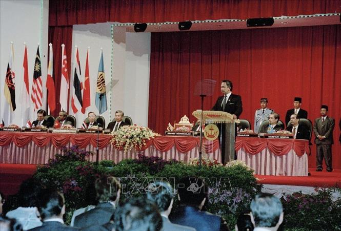 Trong ảnh: Quốc vương Brunei HASSANAL BOLKIAH phát biểu về việc Việt Nam chính thức gia nhập ASEAN trước khi khai mạc Hội nghị Bộ trưởng Ngoại giao các nước ASEAN lần thứ 28, sáng 29/7/1995. Ảnh: Trần Sơn – TTXVN